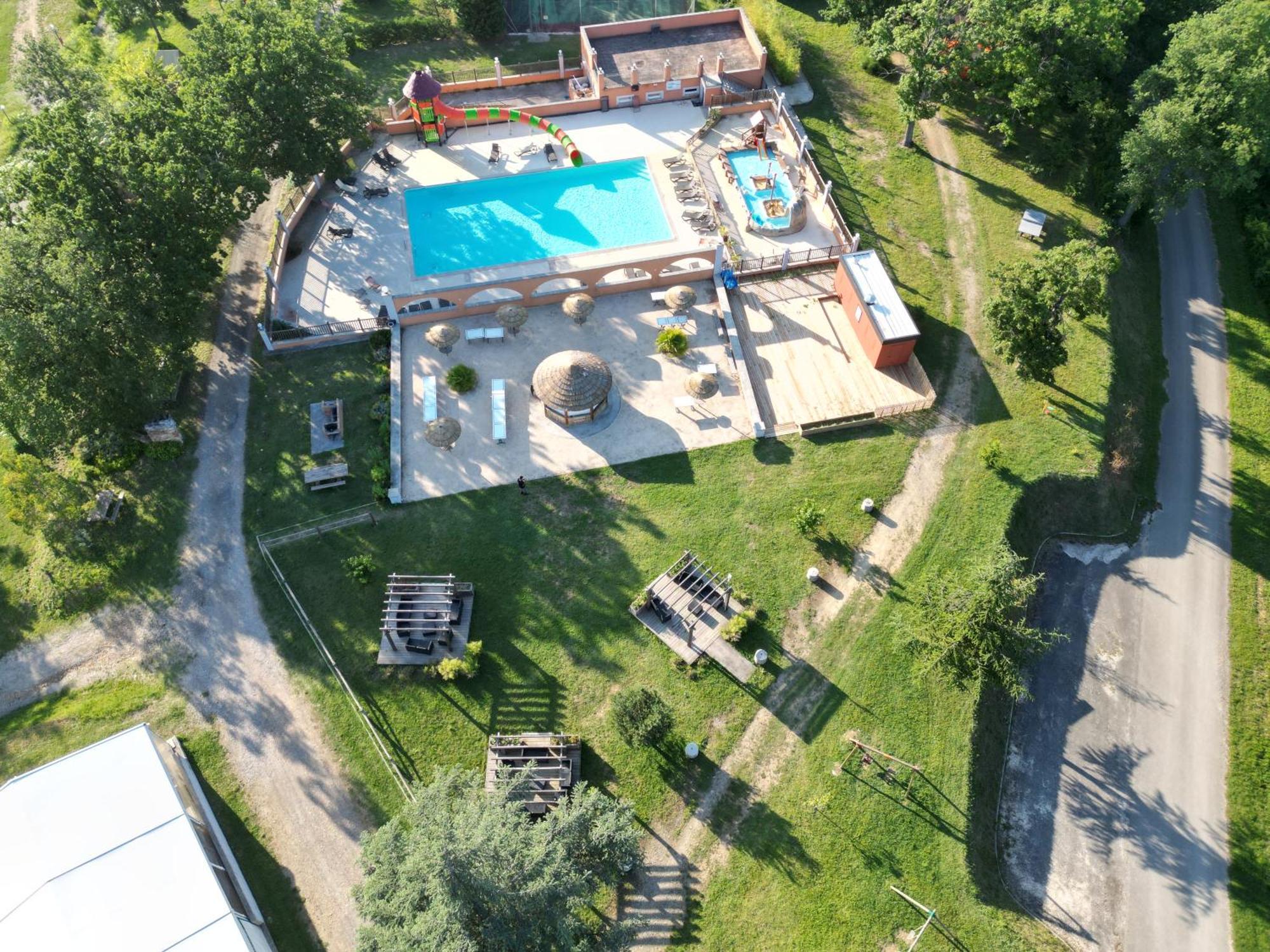 Camping Domaine De Senaud Albon Exterior foto